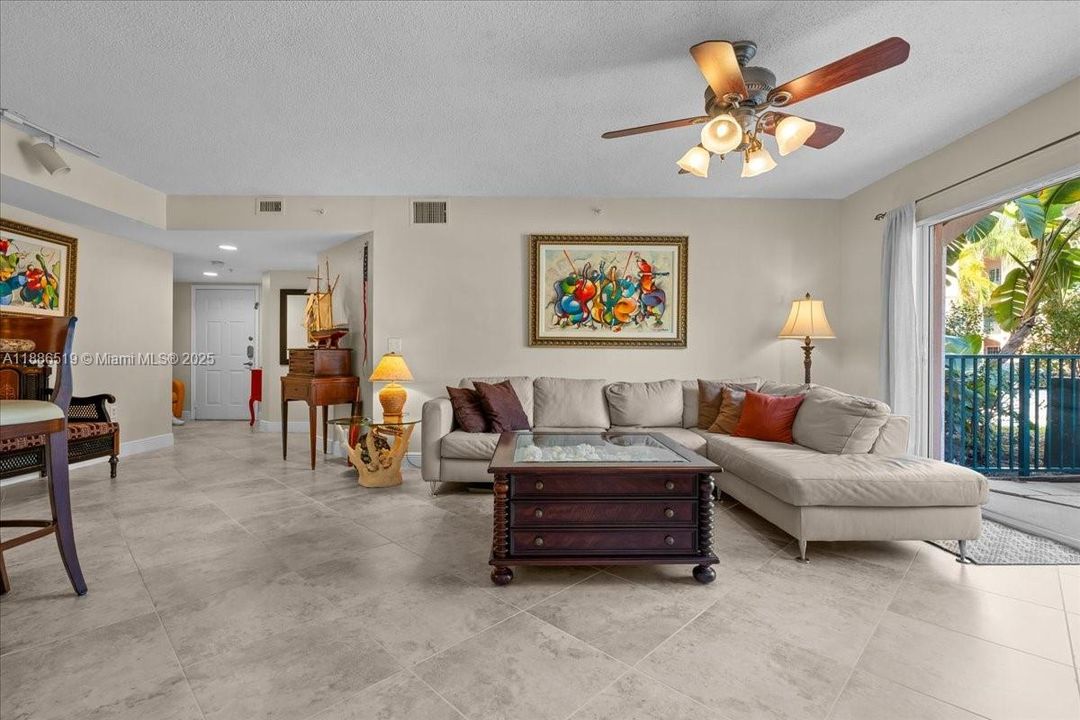 合同活跃: $399,990 (2 贝兹, 2 浴室, 1054 平方英尺)