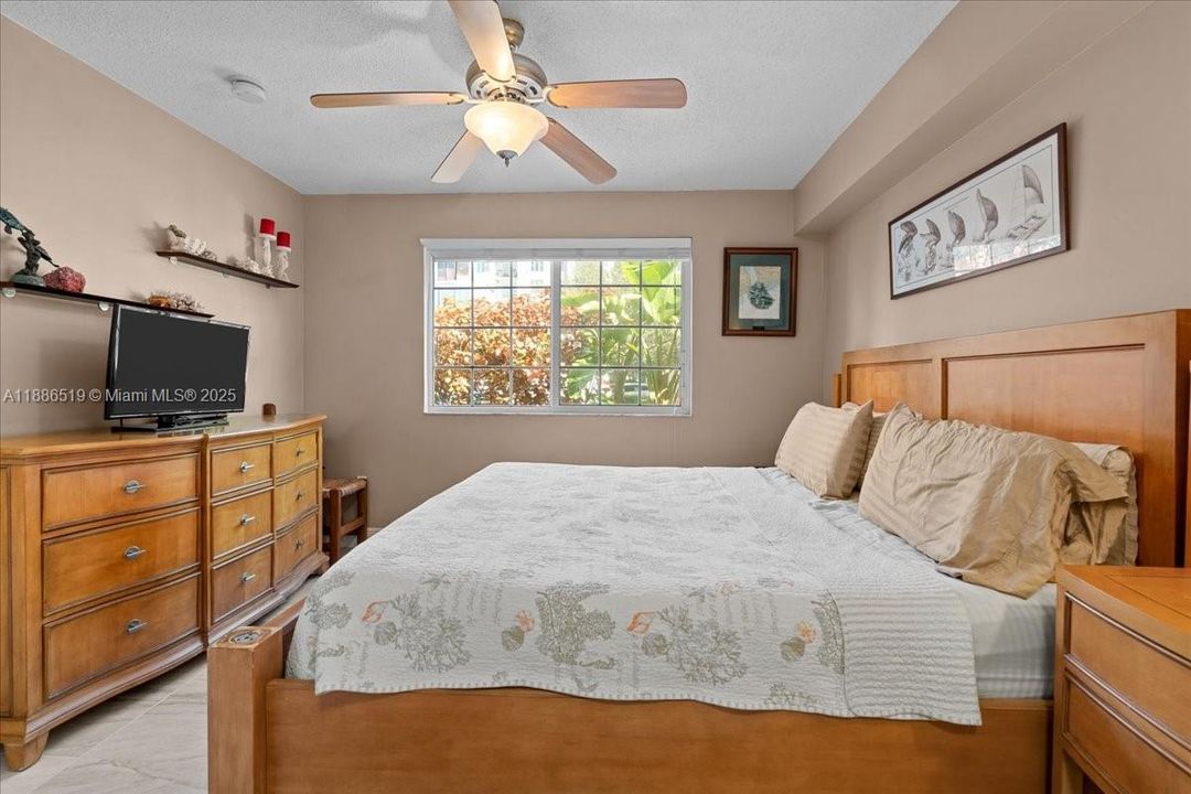 合同活跃: $399,990 (2 贝兹, 2 浴室, 1054 平方英尺)