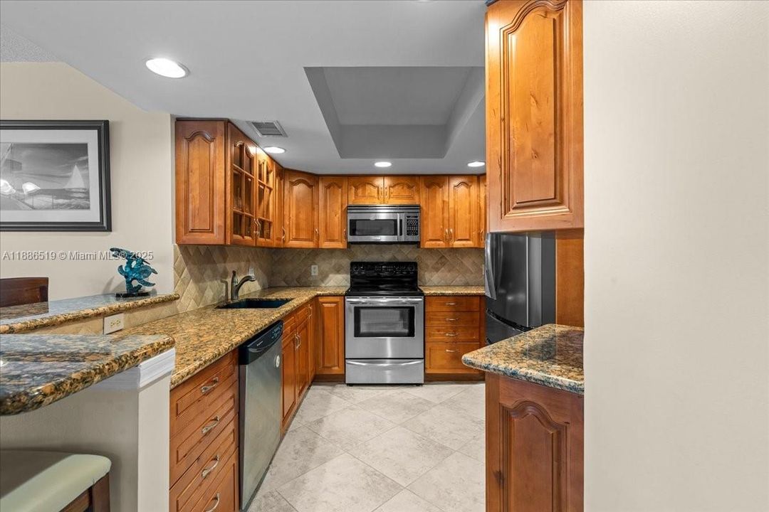 合同活跃: $399,990 (2 贝兹, 2 浴室, 1054 平方英尺)