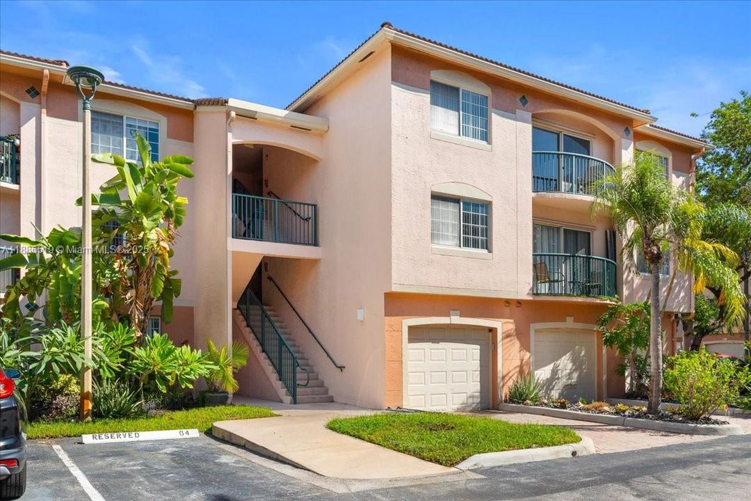 合同活跃: $399,990 (2 贝兹, 2 浴室, 1054 平方英尺)