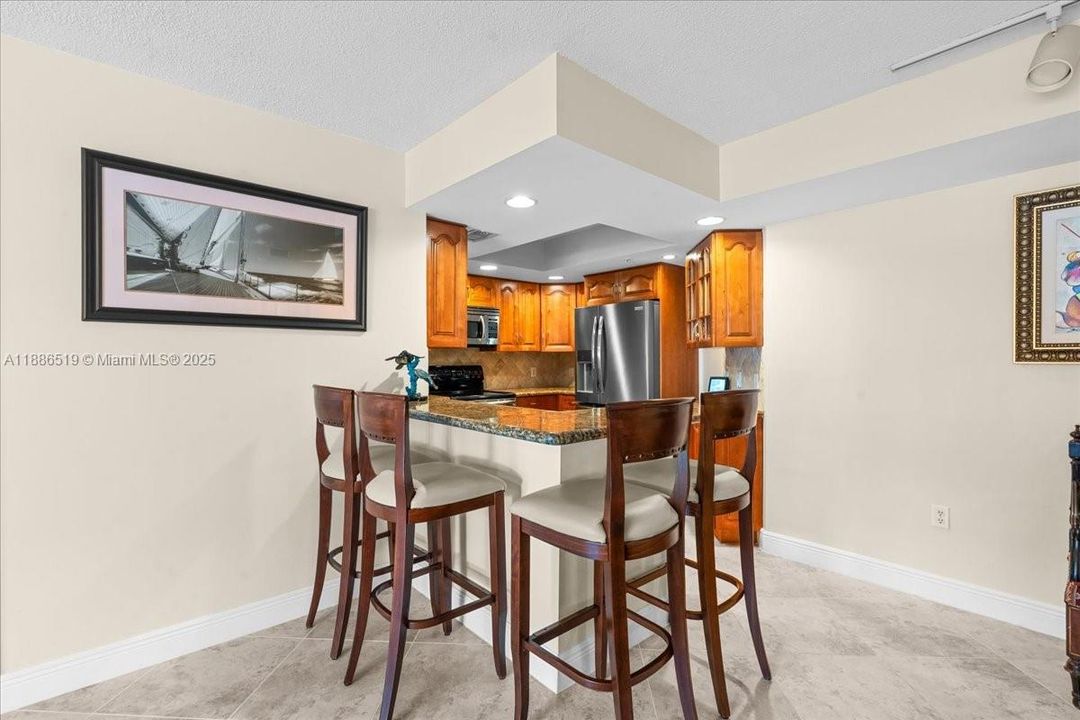 合同活跃: $399,990 (2 贝兹, 2 浴室, 1054 平方英尺)