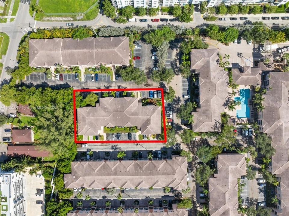 合同活跃: $399,990 (2 贝兹, 2 浴室, 1054 平方英尺)