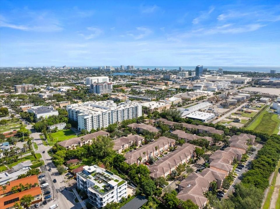 合同活跃: $399,990 (2 贝兹, 2 浴室, 1054 平方英尺)