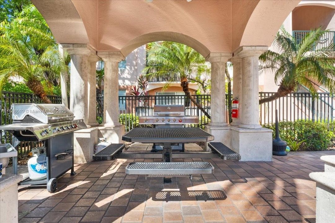 合同活跃: $399,990 (2 贝兹, 2 浴室, 1054 平方英尺)