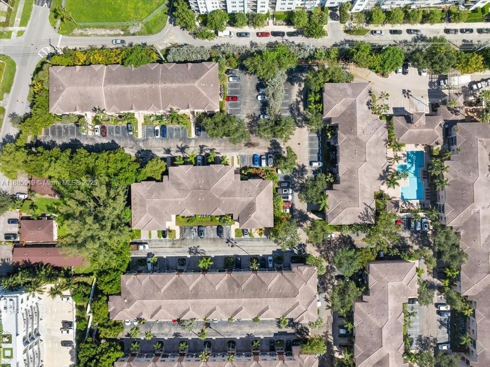 合同活跃: $399,990 (2 贝兹, 2 浴室, 1054 平方英尺)