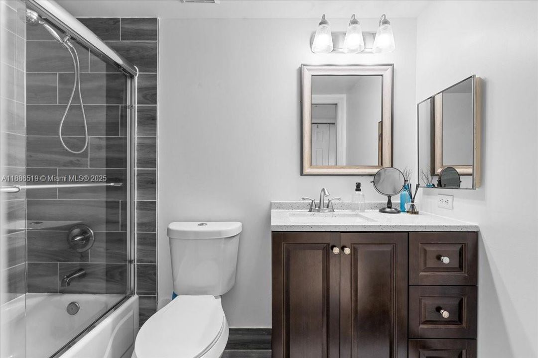 合同活跃: $399,990 (2 贝兹, 2 浴室, 1054 平方英尺)