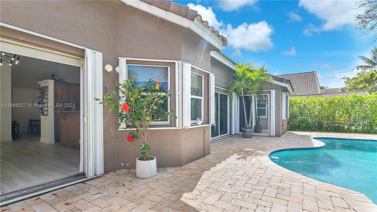 合同活跃: $5,000 (4 贝兹, 2 浴室, 2063 平方英尺)