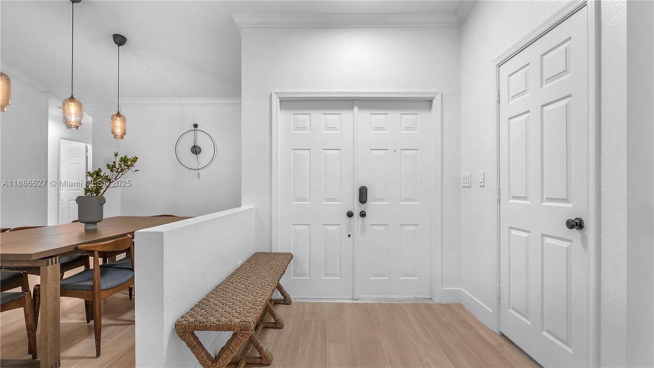 合同活跃: $5,000 (4 贝兹, 2 浴室, 2063 平方英尺)