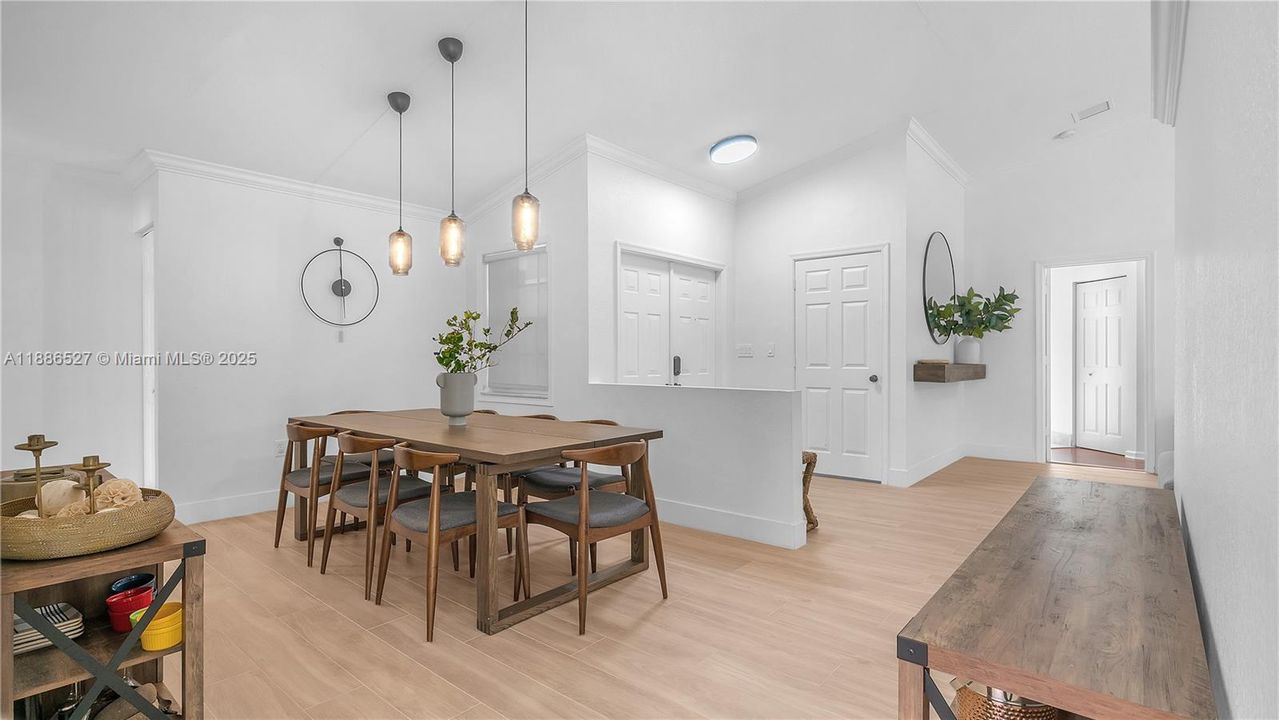 合同活跃: $5,000 (4 贝兹, 2 浴室, 2063 平方英尺)