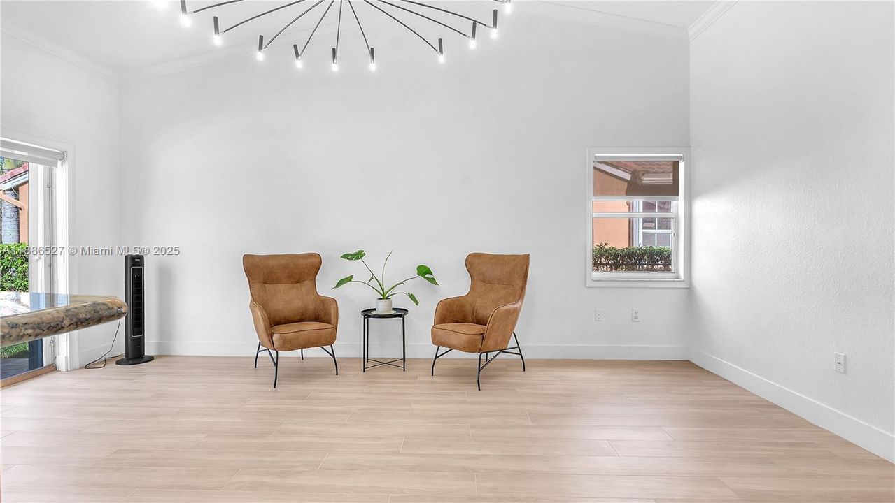 合同活跃: $5,000 (4 贝兹, 2 浴室, 2063 平方英尺)