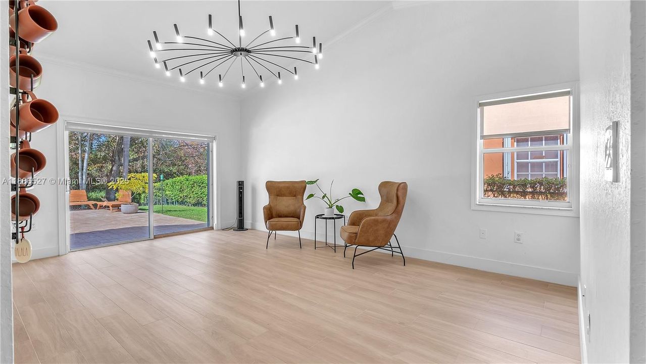 合同活跃: $5,000 (4 贝兹, 2 浴室, 2063 平方英尺)