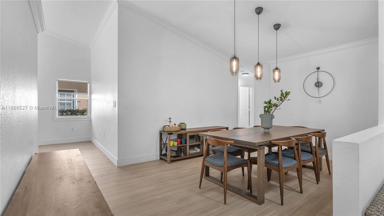 合同活跃: $5,000 (4 贝兹, 2 浴室, 2063 平方英尺)