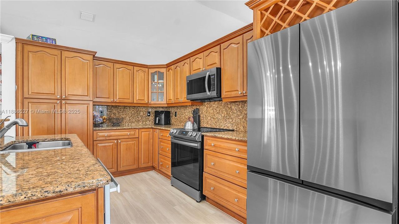 合同活跃: $5,000 (4 贝兹, 2 浴室, 2063 平方英尺)