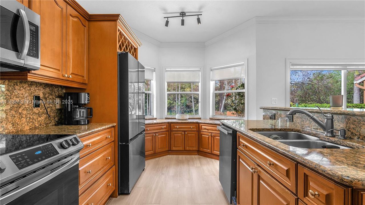 合同活跃: $5,000 (4 贝兹, 2 浴室, 2063 平方英尺)