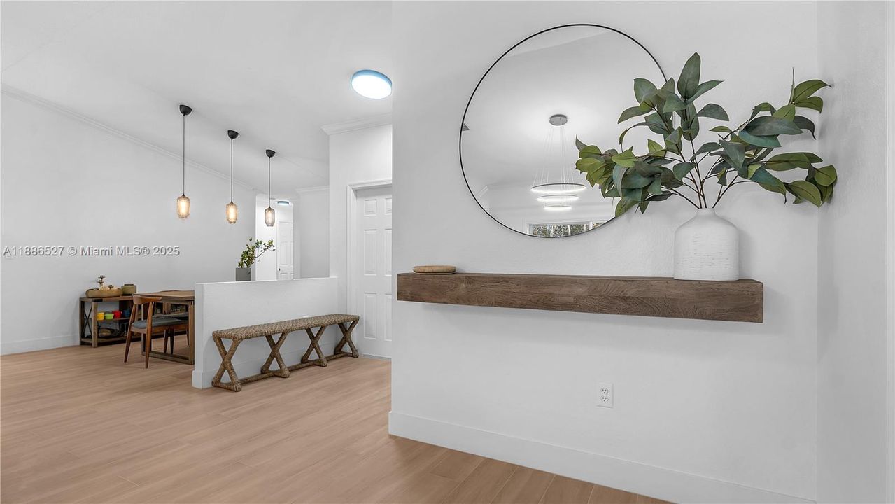 合同活跃: $5,000 (4 贝兹, 2 浴室, 2063 平方英尺)