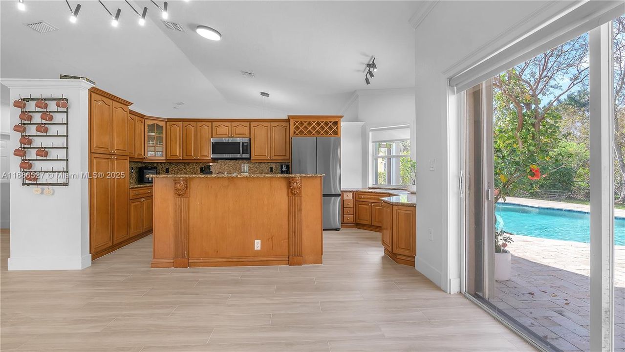 合同活跃: $5,000 (4 贝兹, 2 浴室, 2063 平方英尺)