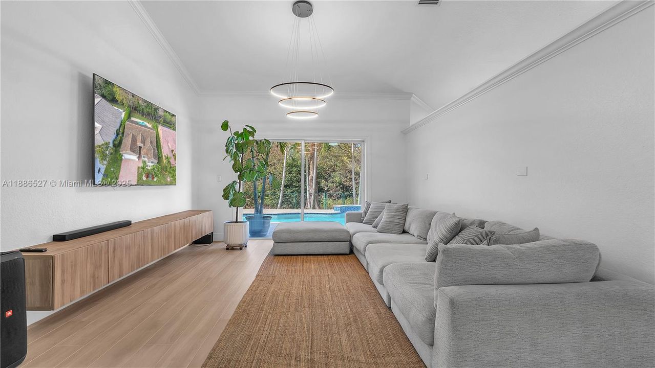 合同活跃: $5,000 (4 贝兹, 2 浴室, 2063 平方英尺)