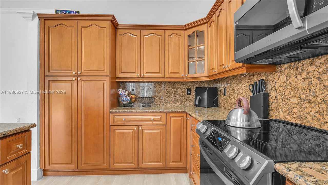 合同活跃: $5,000 (4 贝兹, 2 浴室, 2063 平方英尺)