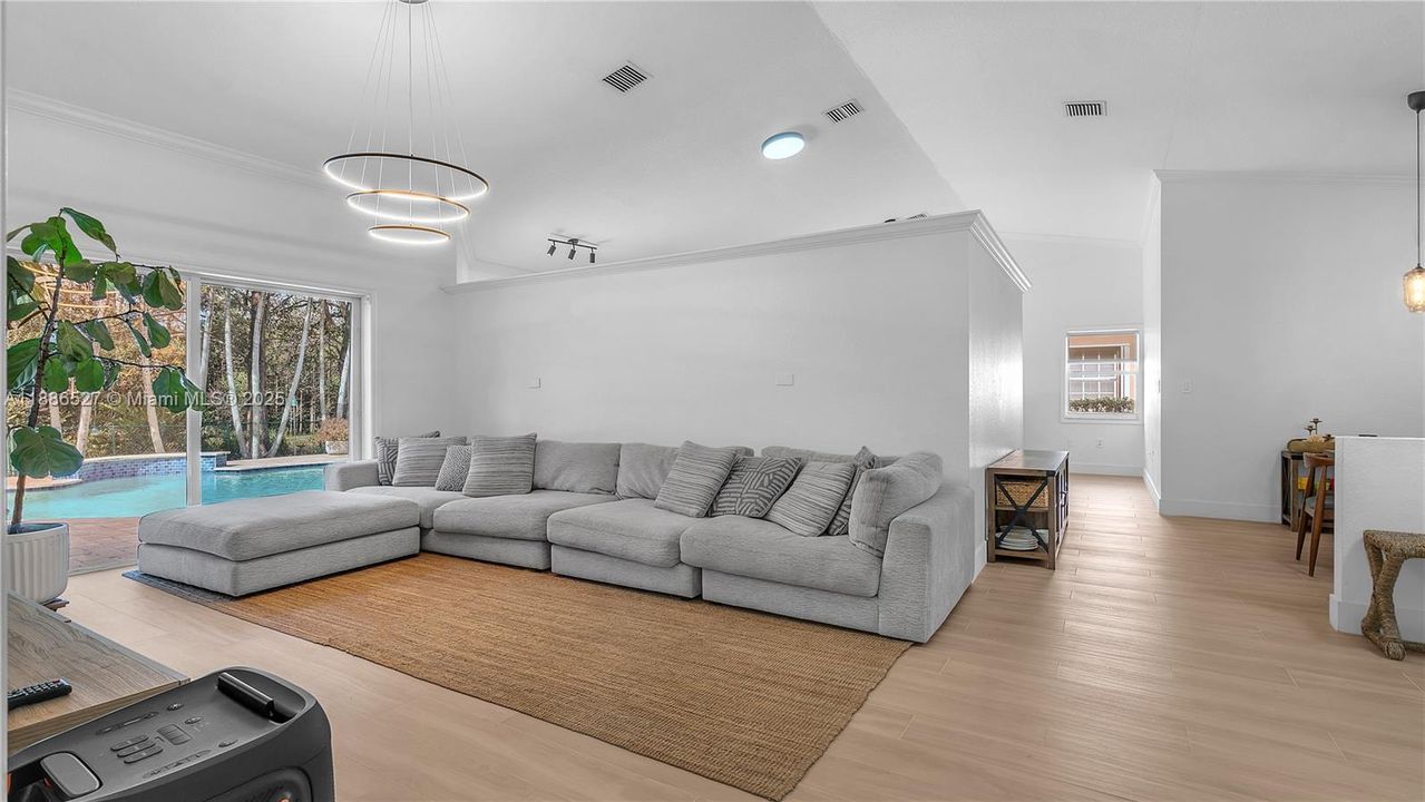 合同活跃: $5,000 (4 贝兹, 2 浴室, 2063 平方英尺)