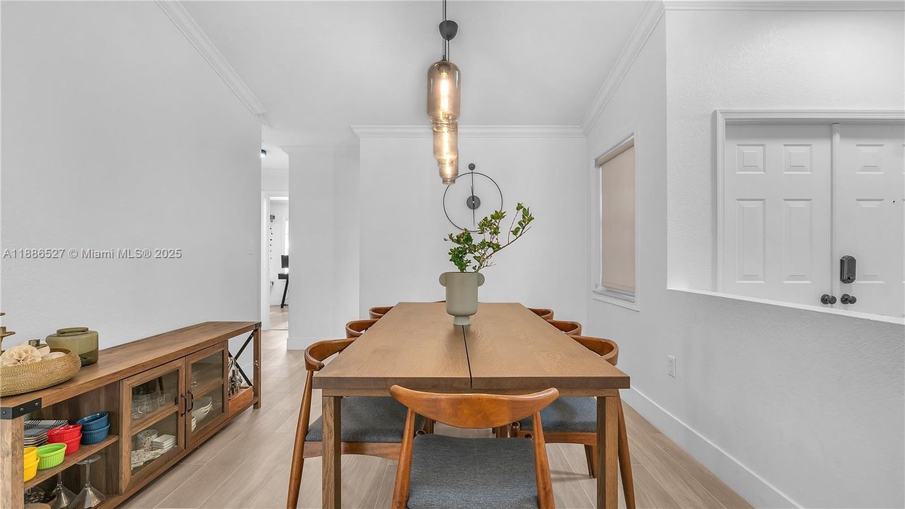 合同活跃: $5,000 (4 贝兹, 2 浴室, 2063 平方英尺)