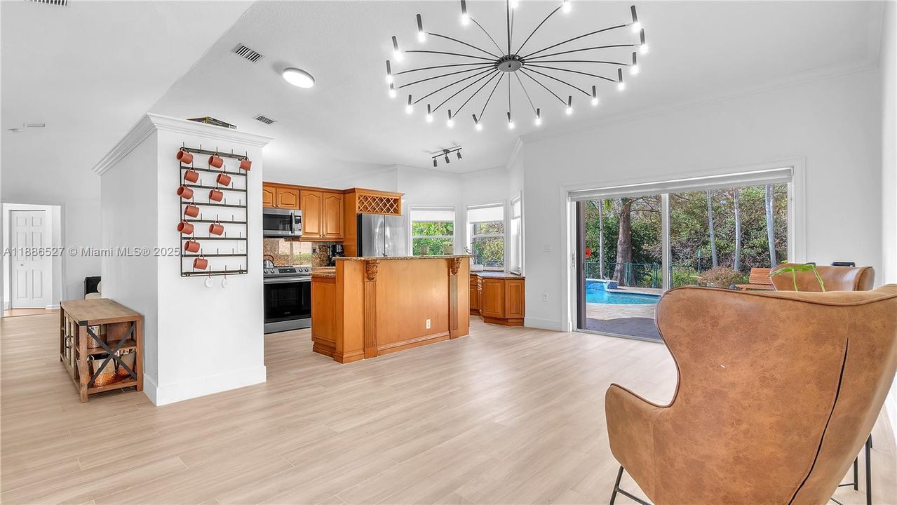 合同活跃: $5,000 (4 贝兹, 2 浴室, 2063 平方英尺)