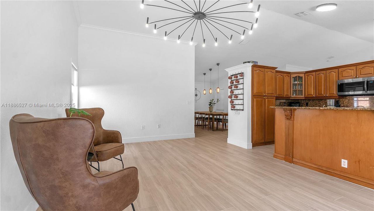 合同活跃: $5,000 (4 贝兹, 2 浴室, 2063 平方英尺)