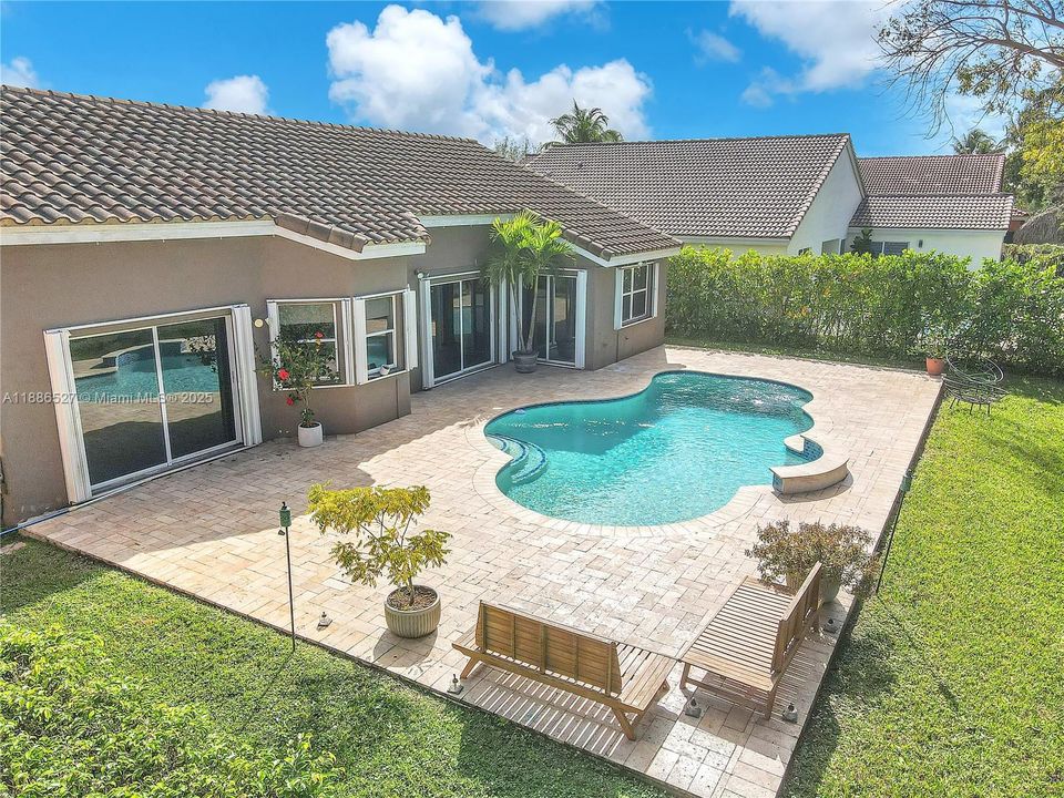 合同活跃: $5,000 (4 贝兹, 2 浴室, 2063 平方英尺)