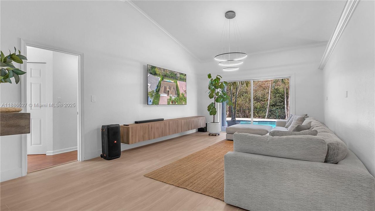 合同活跃: $5,000 (4 贝兹, 2 浴室, 2063 平方英尺)