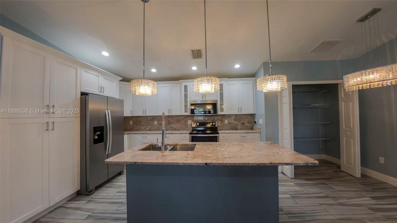 Activo con contrato: $330,000 (5 camas, 4 baños, 2071 Pies cuadrados)