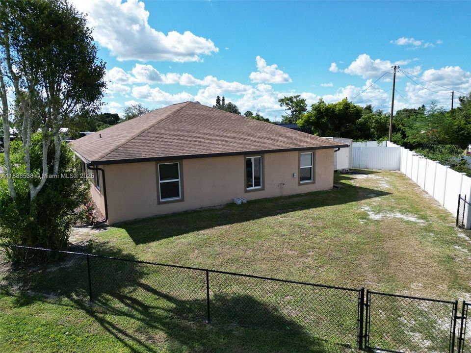 Activo con contrato: $330,000 (5 camas, 4 baños, 2071 Pies cuadrados)