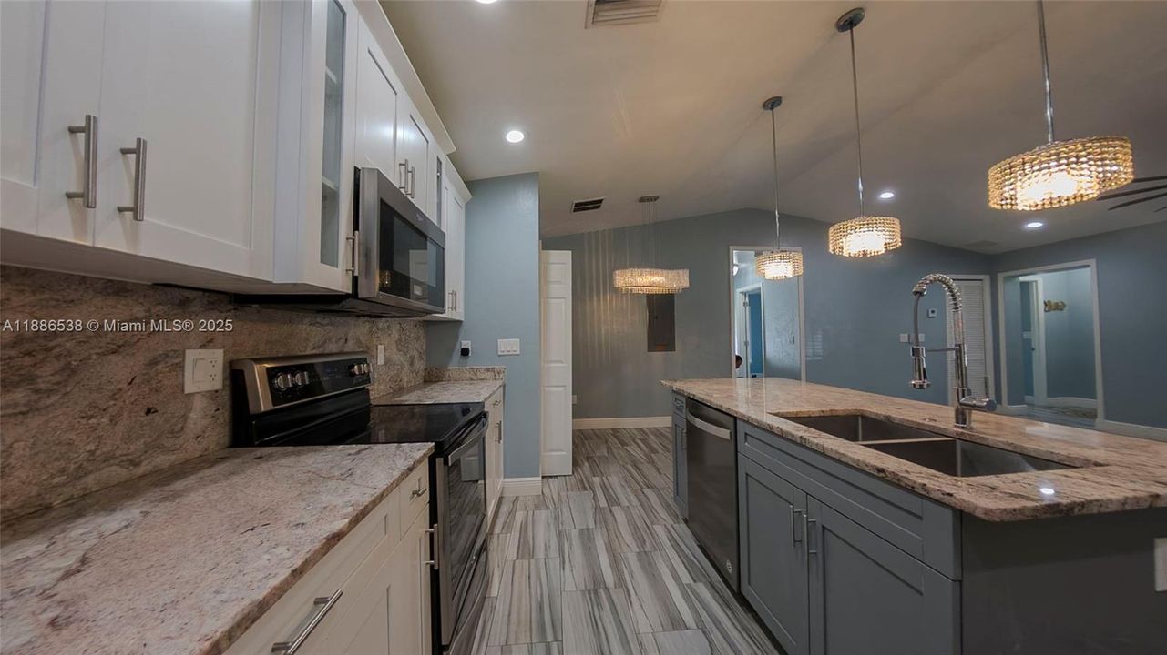 Activo con contrato: $330,000 (5 camas, 4 baños, 2071 Pies cuadrados)