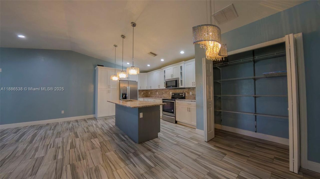 Activo con contrato: $330,000 (5 camas, 4 baños, 2071 Pies cuadrados)