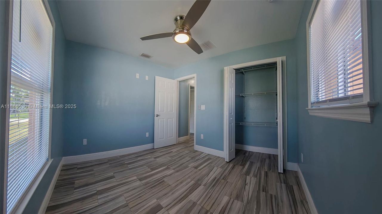 Activo con contrato: $330,000 (5 camas, 4 baños, 2071 Pies cuadrados)