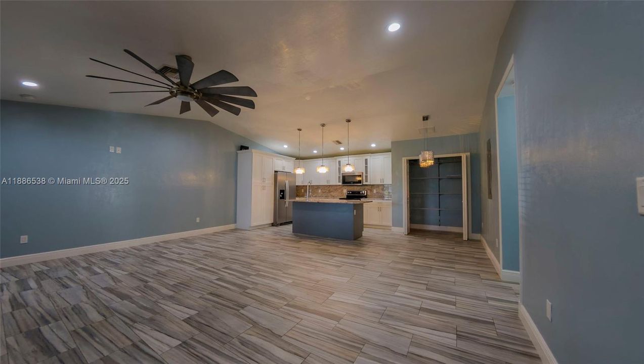 Activo con contrato: $330,000 (5 camas, 4 baños, 2071 Pies cuadrados)