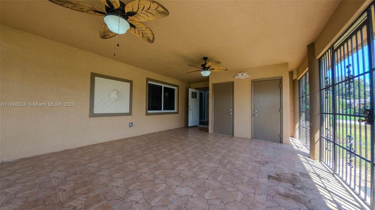 Activo con contrato: $330,000 (5 camas, 4 baños, 2071 Pies cuadrados)