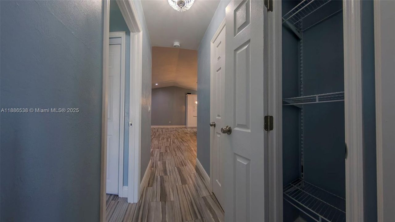 Activo con contrato: $330,000 (5 camas, 4 baños, 2071 Pies cuadrados)