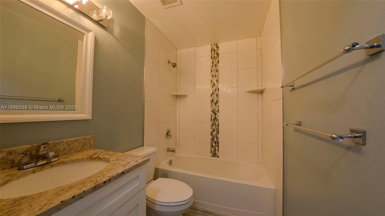 Activo con contrato: $330,000 (5 camas, 4 baños, 2071 Pies cuadrados)