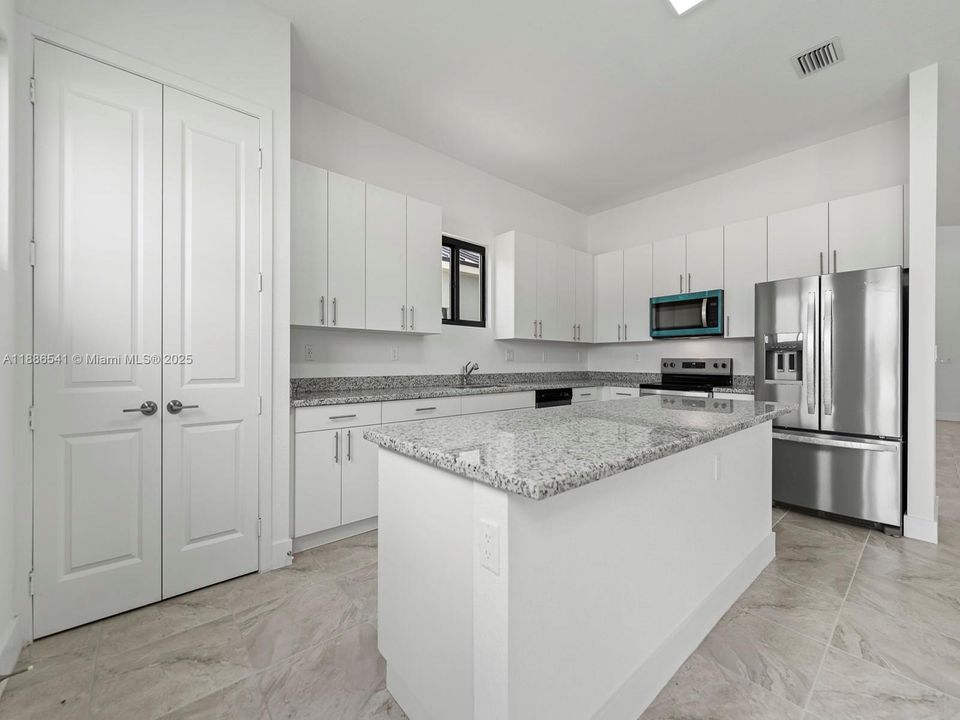 待售: $794,900 (5 贝兹, 4 浴室, 3215 平方英尺)