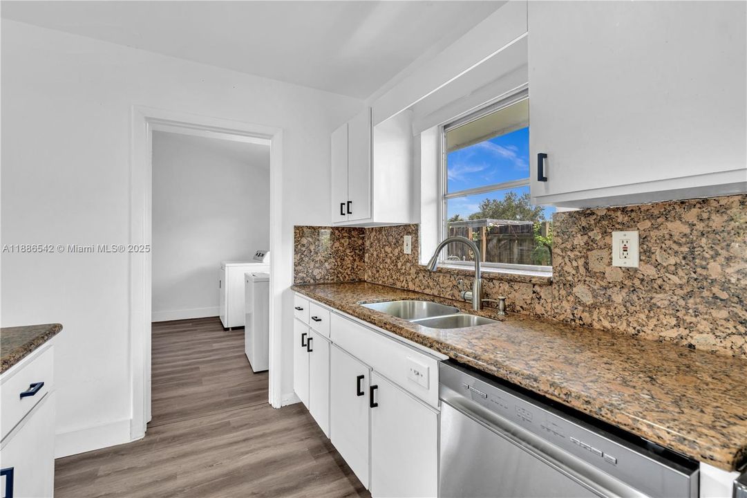 合同活跃: $615,000 (4 贝兹, 2 浴室, 1974 平方英尺)