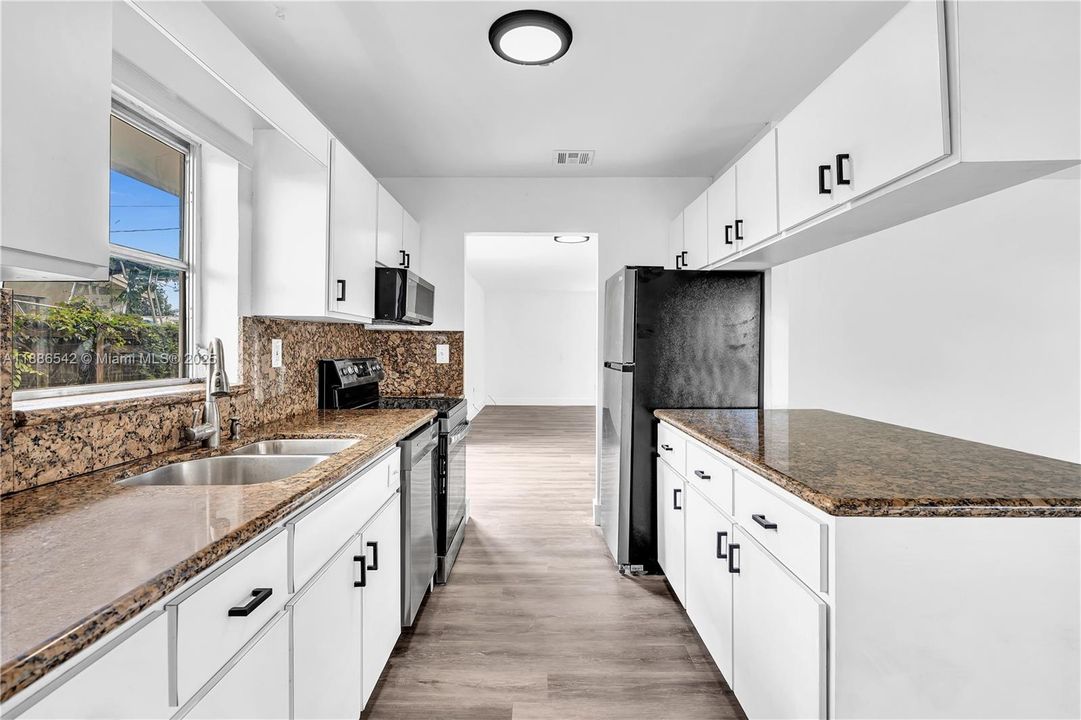 合同活跃: $615,000 (4 贝兹, 2 浴室, 1974 平方英尺)