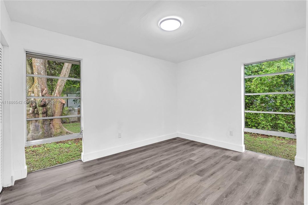 合同活跃: $615,000 (4 贝兹, 2 浴室, 1974 平方英尺)