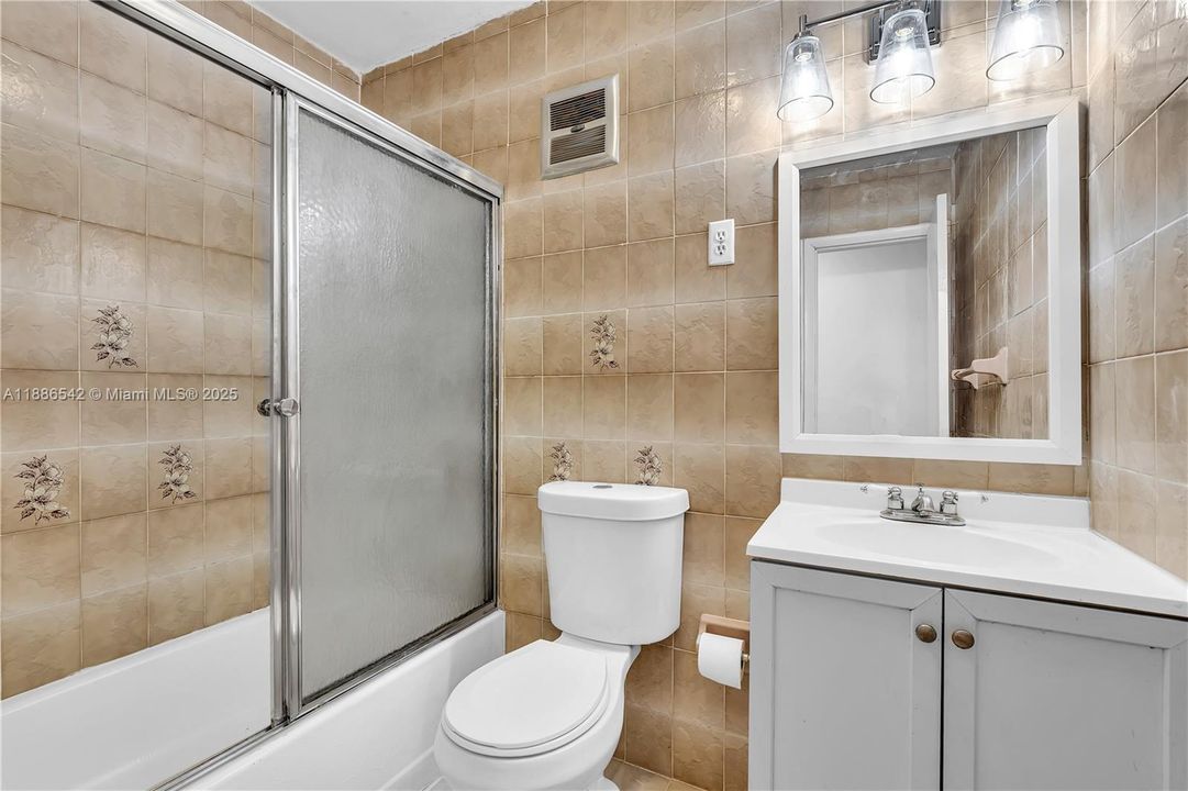 合同活跃: $615,000 (4 贝兹, 2 浴室, 1974 平方英尺)