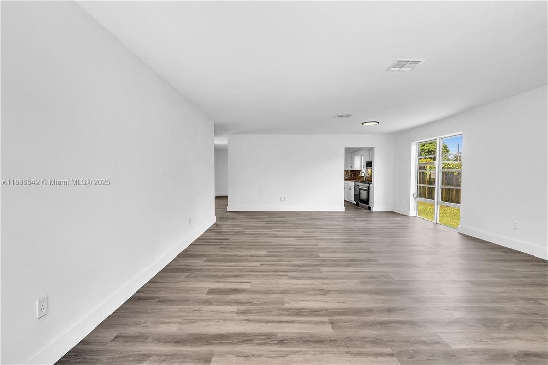 合同活跃: $615,000 (4 贝兹, 2 浴室, 1974 平方英尺)