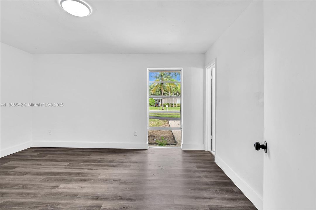 合同活跃: $615,000 (4 贝兹, 2 浴室, 1974 平方英尺)