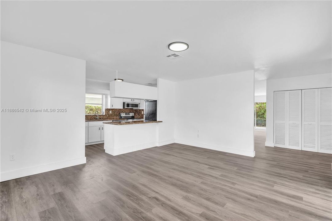 合同活跃: $615,000 (4 贝兹, 2 浴室, 1974 平方英尺)