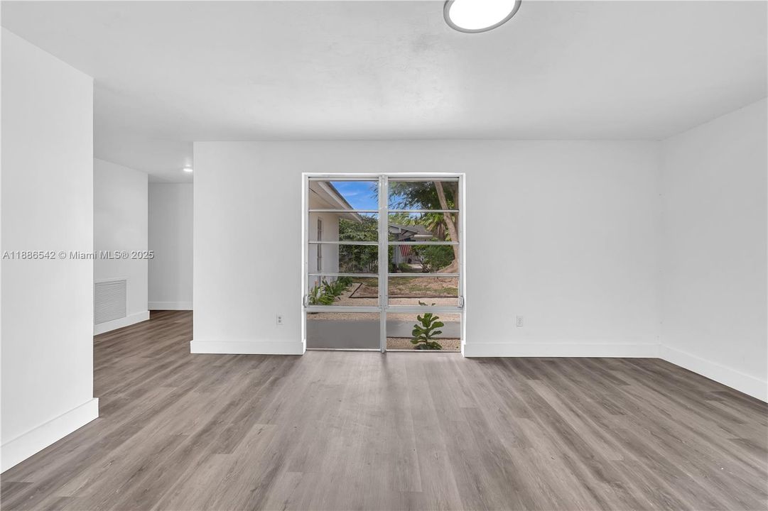 合同活跃: $615,000 (4 贝兹, 2 浴室, 1974 平方英尺)