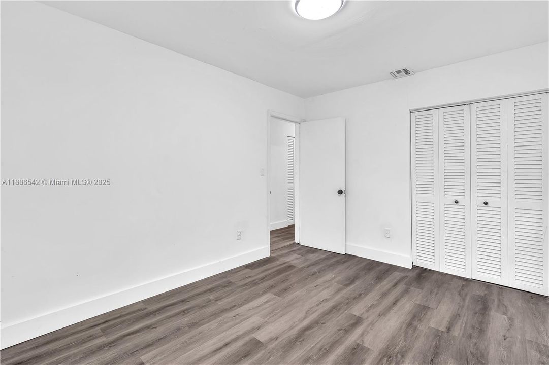 合同活跃: $615,000 (4 贝兹, 2 浴室, 1974 平方英尺)