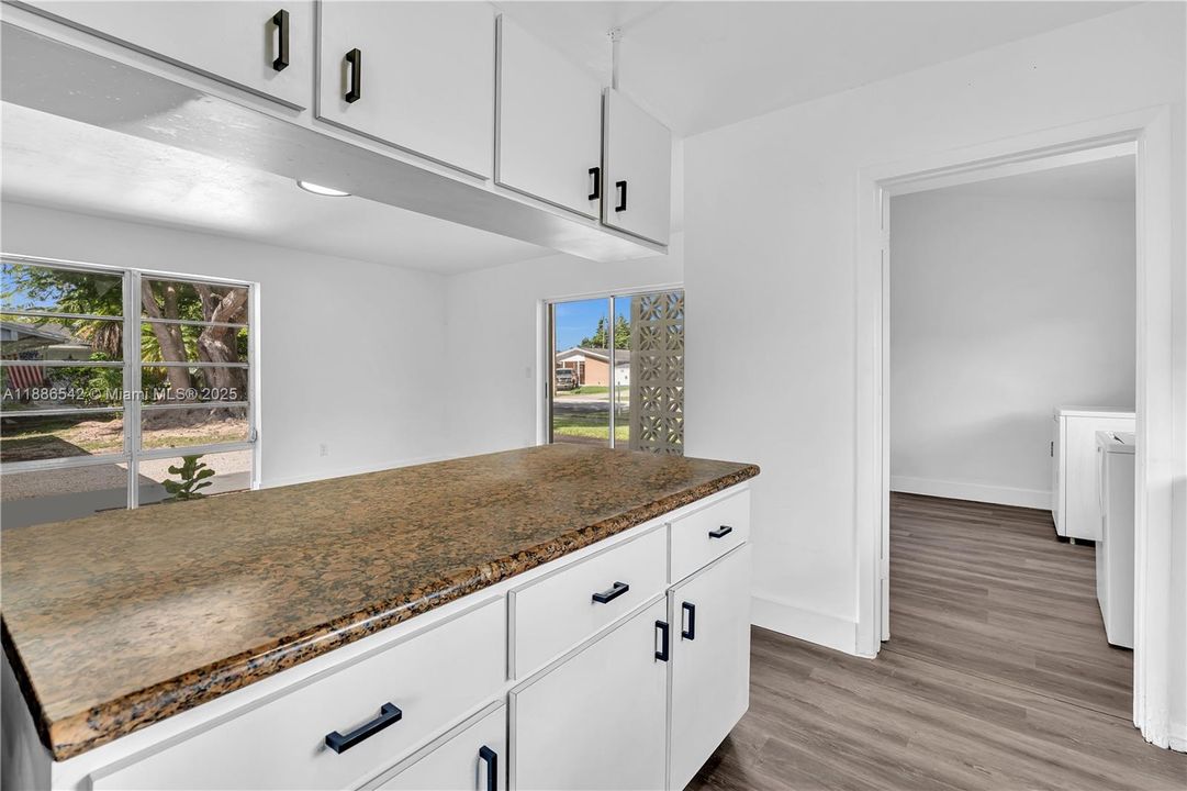 合同活跃: $615,000 (4 贝兹, 2 浴室, 1974 平方英尺)