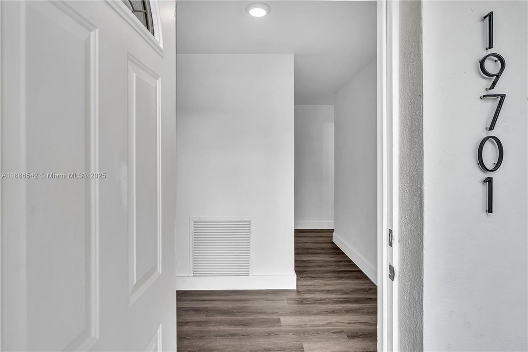 合同活跃: $615,000 (4 贝兹, 2 浴室, 1974 平方英尺)