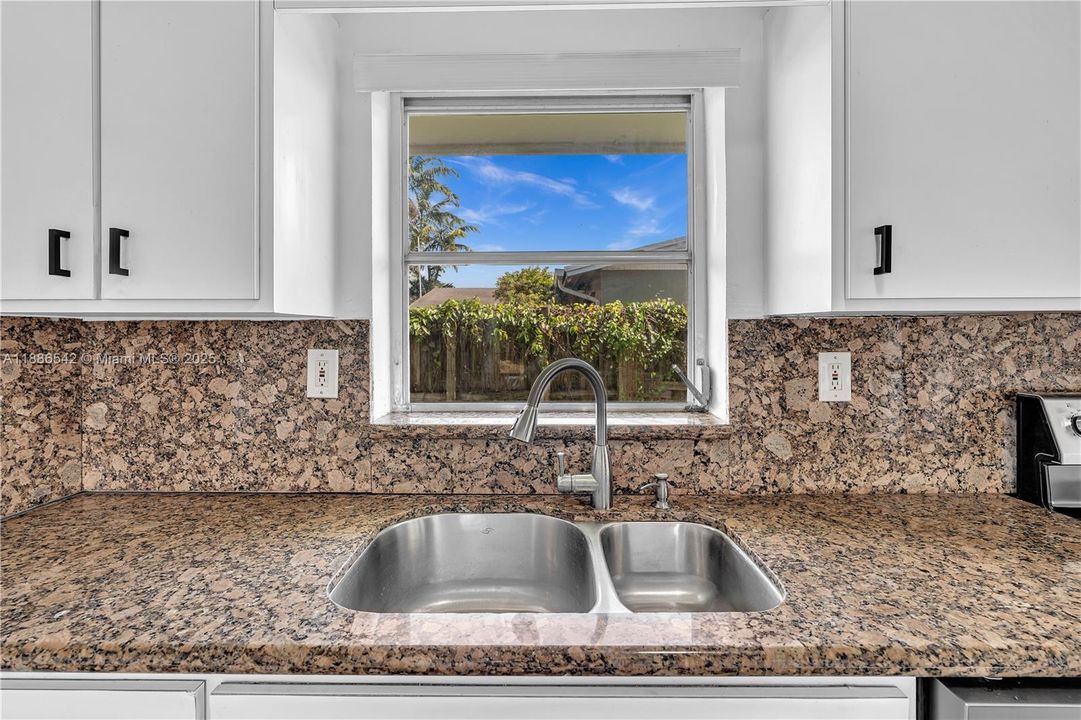 合同活跃: $615,000 (4 贝兹, 2 浴室, 1974 平方英尺)